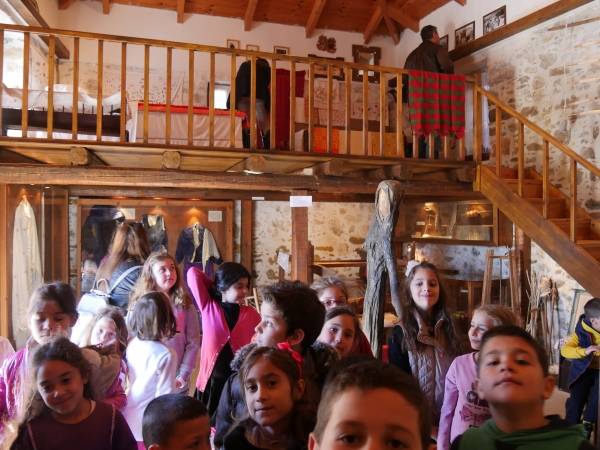 &Epsilon;&pi;ί&sigma;&kappa;&epsilon;&psi;&eta; &tau;&omicron;&upsilon; &Delta;&eta;&mu;&omicron;&tau;&iota;&kappa;&omicron;ύ &Sigma;&chi;&omicron;&lambda;&epsilon;ί&omicron;&upsilon; &Kappa;&alpha;&sigma;&tau;&epsilon;&lambda;ί&omicron;&upsilon; &Pi;&epsilon;&delta;&iota;ά&delta;&alpha;&sigmaf; &sigma;&tau;&omicron; &Lambda;&alpha;&omicron;&gamma;&rho;&alpha;&phi;&iota;&kappa;ό &Mu;&omicron;&upsilon;&sigma;&epsilon;ί&omicron; &Iota;&nu;ί&omicron;&upsilon;